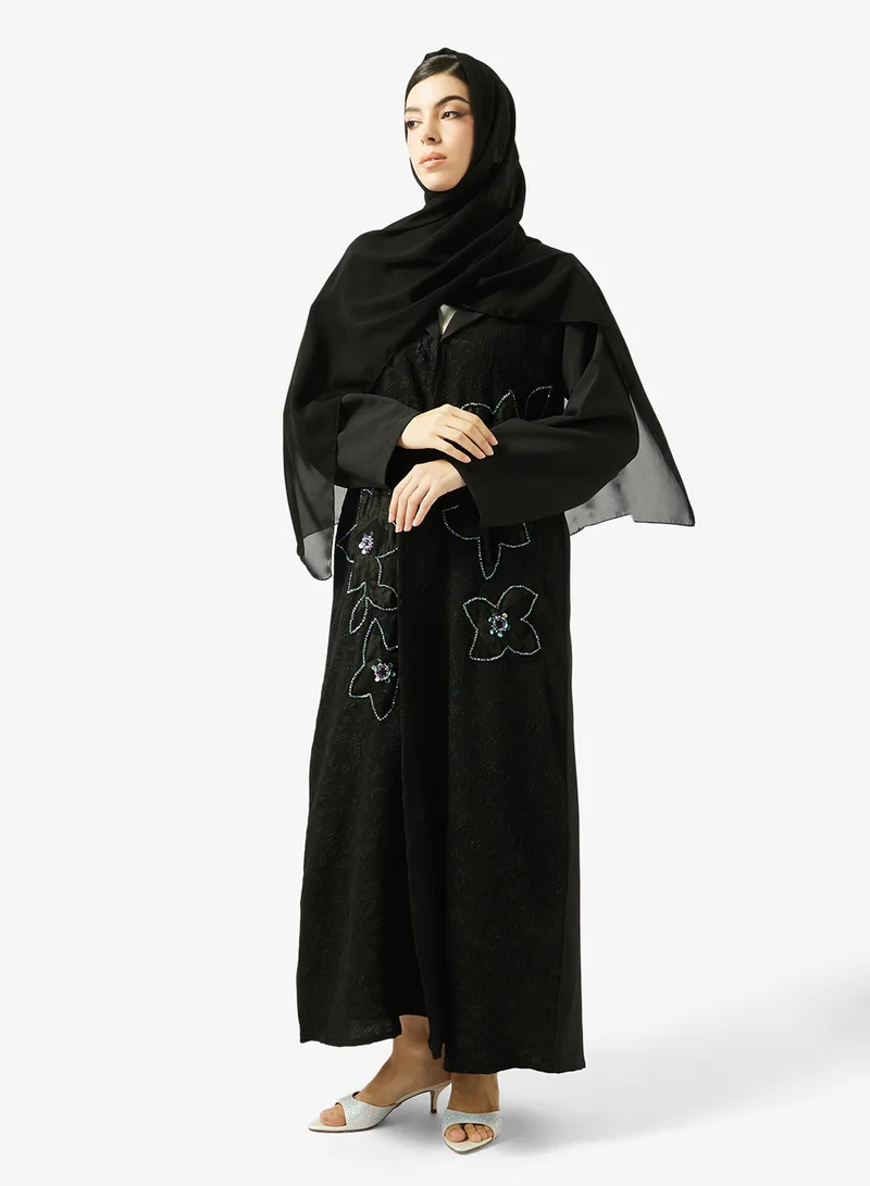 هيا كلوزيت عباية مفتوحة من الأمام مزينة بياقة لابيل عريضة